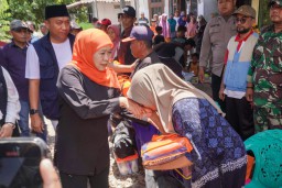 Pasca Gempa, Gubernur Khofifah Salurkan Bantuan di Situbondo, Dorong Pembentukan Desa Tangguh Bencana