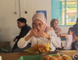 Legenda Nasi Pecel Warung Mbak Muafah di Modo Lamongan: Cita Rasa Bumbu Khas di Balik Daun Jati