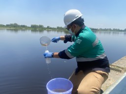 Sungai Bengawan Solo di Bojonegoro Menghitam, DLH Ambil Sampel Air untuk Uji Lab