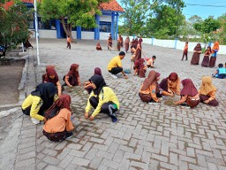 Sambut World Cleanup Day (WCD) Indonesia, Pelajar Sampang Bersihkan Lingkungan Sekolah