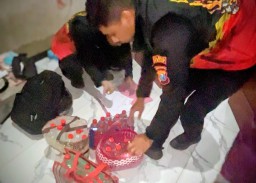 Polres Gresik Bekuk Dua Penjual, Sita 57 Botol Miras Ilegal dalam Operasi Tipiring