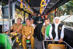 Gubernur Khofifah Gratiskan  Bus Trans Jatim Koridor VII Lamongan-Gresik yang Baru Diluncurkan 