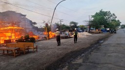 Dua Kafe di Pinggir Rel di Gresik Ludes Terbakar, Dua Penjaga Luka-Luka