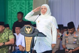 Gubernur Khofifah Pimpin Apel Hari Santri 2025 di Malang, Tegaskan Peran Santri Menuju Indonesia Emas