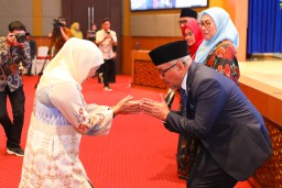 Hadiri Pelantikan Rektor UNUSA 2025-2030, Gubernur Khofifah Ajak Perkuat Peran Perguruan Tinggi Sebagai Kampus Berdampak Songsong Indonesia Emas 2045