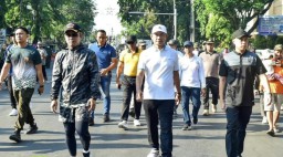Meriahkan HUT ke-80 TNI, Bupati Yes Lepas Ribuan Peserta Jalan Sehat di Alun-Alun Lamongan