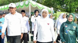Ditemani Bupati Yes, Gubernur Khofifah Berangkatkan Ribuan Peserta Jalan Sehat Hari Santri di Lamongan