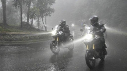 Cuaca Ekstrem di Jatim, Honda Beri Tips Cari Aman untuk Pengendara Motor