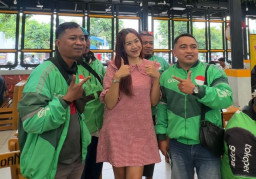 Aksi Selebgram Nanda Puspitasari Traktir Ratusan Ojol Makan Gratis di Jember Tuai Pujian