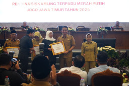 Kalahkan Daerah Lain, Bupati Bojonegoro dan Lurah Kepatihan Raih Penghargaan Siskamling Terpadu Jogo Jatim 2025