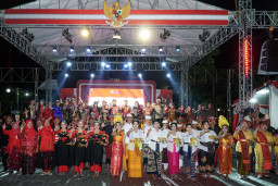 Panggung Bhineka dan Gemilang: Bupati Yes Tegaskan Persatuan Kunci Dorong Nasionalisme dan Kemajuan UMKM Lamongan