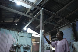 Sambung Listrik 100 Keluarga Prasejahtera di Fakfak, Kementerian ESDM dan PLN Lanjutkan Program BPBL