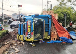 Diduga Sopir Alami Microsleep, Truk Kayu Asal Situbondo Terguling di Simpang Tiga Junok Bangkalan