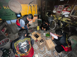 Polres Gresik Perketat Pengawasan, Dua Penjual Miras Ilegal Diciduk dalam Operasi Malam