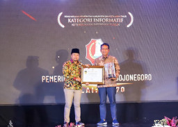 Jadi Tuan Rumah, Kabupaten Bojonegoro Raih Tiga Penghargaan KI Award 2025