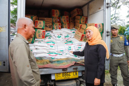 Pemprov Jawa Timur  Serahkan Bantuan Kemanusiaan  Untuk Korban Bencana Sumatera