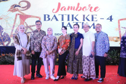 Ketua Dekaranasda Jatim Arumi Dardak Buka Jambore Batik ke-4 Jawa Timur Tahun 2025