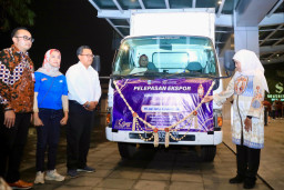 Gubernur Khofifah Melepas Ekspor Produk Halal Industry Pada East Java Halal Industry Festival 2025
