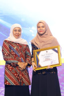 Momen Haru Puncak HGN dan HAI 2025, Gubernur Khofifah Dapat Kejutan Kehadiran Guru Semasa Sekolah