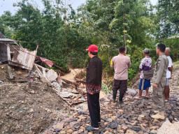 Rumah Warga di Bantaran Kali Clebung Bojonegoro Longsor Akibat Hujan Deras