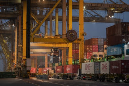 Siaga Nataru 2026, TPS Tambah Reach Stacker dan Buka Buffer Block Jamin Kelancaran Logistik di Jawa Timur