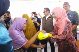 Sapa Ratusan Ibu di Bangkalan, Gubernur Khofifah Pastikan Stabilitas Harga dan Penuhi Logistik Jelang Nataru