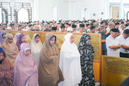 Gubernur Khofifah dan Ribuan Warga Jatim Gelar Salat Gaib untuk Korban Bencana di Sumatera