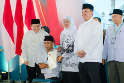 Khofifah–Nusron Serahkan Ribuan Sertipikat Tanah Wakaf dan Rumah Ibadah di Jatim, Perkuat Kepastian Hukum Aset Umat