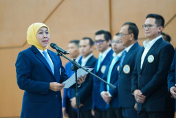 Khofifah Lantik Pengurus Pusat IKA UNAIR 2025–2030, Alumni Didorong Jadi Penggerak Kolaborasi Pembangunan