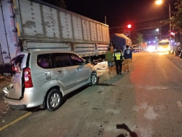 Terobos Lampu TL Bojonegoro, Truk Tronton Hajar Empat Mobil Hingga Ringsek