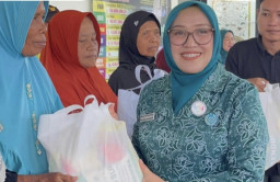 Ringankan Beban Warga Terdampak Banjir, Ketua TP PKK Lamongan Salurkan Bantuan di Ketapangtelu