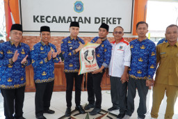 Tanggap Bencana Bengawan Jero, Mas Dirham Salurkan Lima Ton Beras Korpri untuk Warga Deket