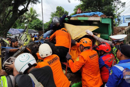 Kecelakaan Libatkan Truk Sirtu, Truk Bangunan dan Xenia di Kabat Banyuwangi