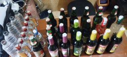Ditindak Polisi, Penjual Miras di Terminal Trunojoyo Sampang Diamankan Polsek Kedungdung