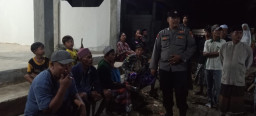 Warga Omben Sampang Bakar Sepeda Motor Milik Warga yang Diduga Terlibat Perselingkuhan