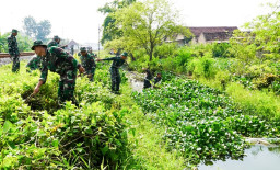 Antisipasi Banjir, TNI dan Warga Sukorejo Gotong Royong Bersihkan Sungai Avur