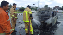 Mobil BMW Terbakar di Pintu Masuk Tol Belahanrejo Gresik