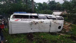 Rem Blong Isuzu ELF Terbalik di Pacet, 16 Penumpang Selamat