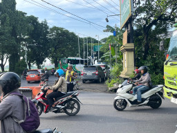Tekan Pelanggaran Lalu Lintas, Satlantas Polres Gresik Turunkan Personel di Simpang Bunder