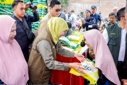 Gubernur Khofifah Gelar Pasar Murah di Sumbersari Jember