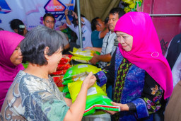 Ratusan Warga Padati Pasar Murah di Jemur Wonosari, Gubernur Khofifah Pastikan Stok Aman dan Harga Terjangkau