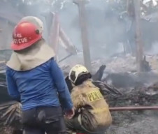 Belasan Petugas Damkar Jember Lemas dan Pusing Usai 12 Jam Padamkan Kebakaran Gudang Tembakau
