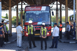 Bus di Terminal Bunder Gresik Diperiksa Kelayakannya