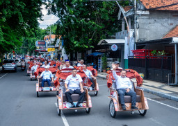 Bupati Gresik Serahkan 200 Becak Listrik Bantuan Presiden untuk Pembecak Lansia