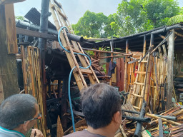 Akses Jalan Sempit Hambat Pemadaman Kebakaran Dapur Rumah di Perumahan Jember