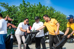 Tindak Lanjuti Arahan Presiden, Bupati Gresik Pimpin Aksi Bersih Pantai Dalegan