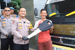 Polres Gresik Ungkap Curat dan Penipuan, Truk serta Motor Curian Dikembalikan ke Pemilik