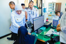 Gubernur Khofifah Tegaskan Layanan Kesehatan PBI Tetap Berjalan Selama Pemutakhiran Data