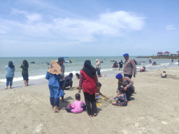 Polisi Siaga di Pantai Dalegan Gresik, Ribuan Wisatawan Nikmati Liburan Aman