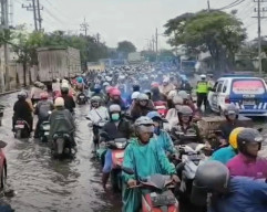 Banjir Lumpuhkan Jalur  Surabaya–Gresik Tambak Osowilangun, Berikut Jalur Alternatif yang Bisa Dilewati